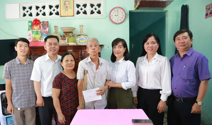 Đoàn công tác do ông Thái Thành Tâm, Phó Bí thư Thường trực Đảng ủy xã làm Trưởng đoàn ân cần thăm hỏi tình hình sức khỏe, đời sống; bày tỏ lòng biết ơn sâu sắc đối với các gia đình có công với cách mạng.