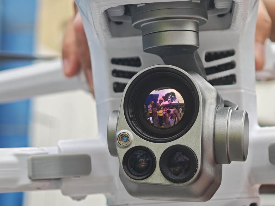 Cận cảnh cụm camera đa cảm biến tích hợp trên UAV Make in Viet Nam. Thiết bị sở hữu camera Zoom quang học 40X không vỡ ảnh cùng cảm biến hồng ngoại hỗ trợ ghi hình sắc nét trong đêm.