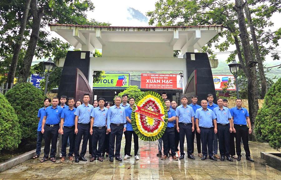 Cụm Thủy điện Nho Quế dâng hoa tưởng niệm các Anh hùng liệt sĩ tại Nghĩa trang Liệt sĩ xã Mèo Vạc, tỉnh Tuyên Quang.