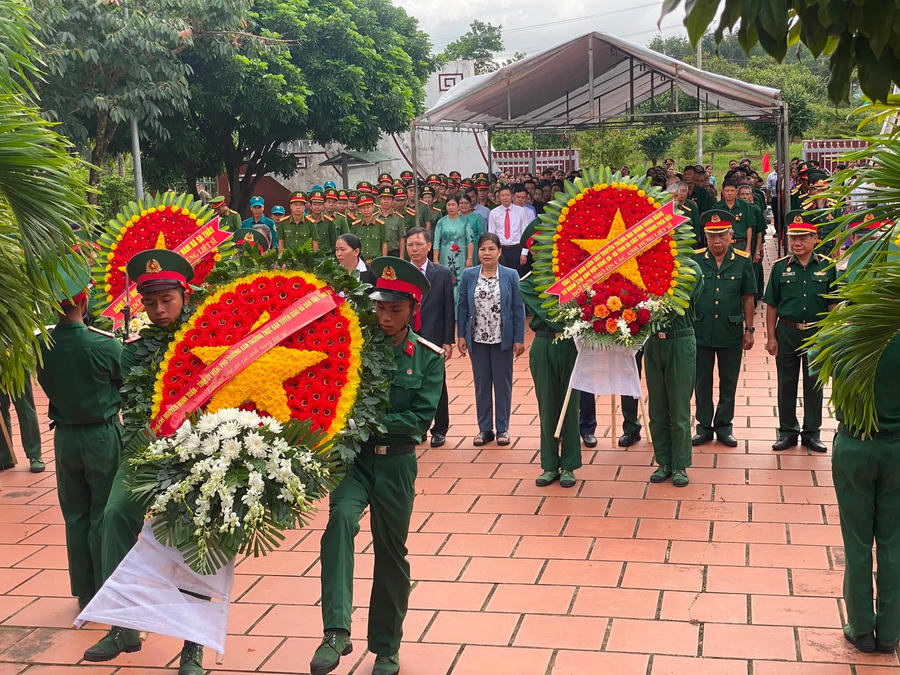 Kính cẩn đặt vòng hoa tưởng nhớ anh linh các Anh hùng, Liệt sĩ.