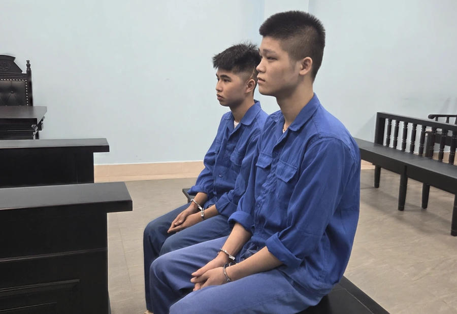 Hai bị cáo tại phiên tòa. Ảnh: Dân trí.