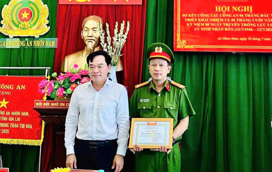 Ông Trịnh Xuân Long - Bí thư Đảng ủy, Chủ tịch HĐND phường An Nhơn Nam trao giấy khen cho Thượng tá Lê Quang Vinh Trưởng Công an phường.