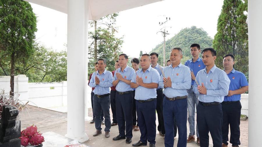 Cụm Thủy điện Nho Quế dâng hoa, dâng hương tưởng niệm các Anh hùng liệt sĩ tại Đài tưởng niệm các Anh hùng liệt sĩ xã biên giới Sơn Vĩ, tỉnh Tuyên Quang.