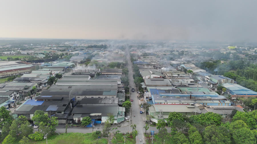Khí thải của những cơ sở sản xuất bủa vây bầu trời KCN-TTCN Lê Minh Xuân Khí thải của những cơ sở sản xuất bủa vây bầu trời KCN-TTCN Lê Minh Xuân