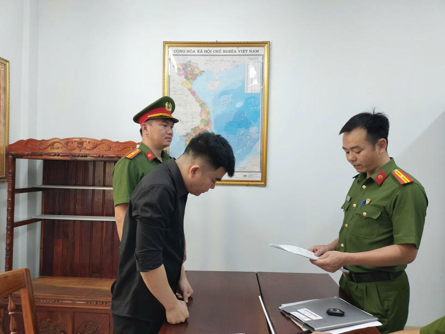 Đối tượng Nguyễn Phúc Linh (áo màu đen) tại cơ quan Công an