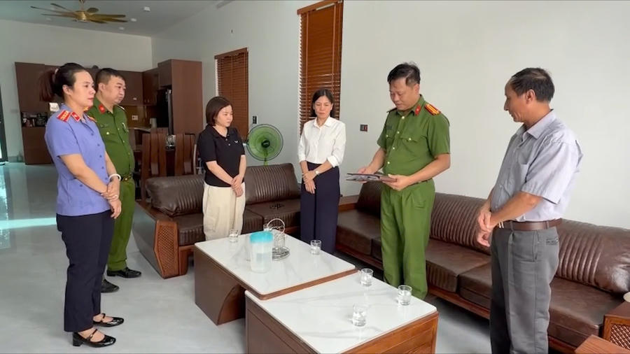 Cơ quan Cảnh sát điều tra Công an tỉnh Phú Thọ tống đạt quyết định đối với Chu Thị Khánh Linh (áo đen). (Ảnh: Công an tỉnh Phú Thọ) Cơ quan Cảnh sát điều tra Công an tỉnh Phú Thọ tống đạt quyết định đối với Chu Thị Khánh Linh (áo đen). (Ảnh: Công an tỉnh Phú Thọ)