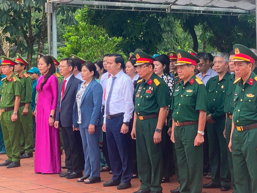 Các đại biểu tham dự Lễ viếng Nghĩa trang Liệt sĩ Sa Thầy.