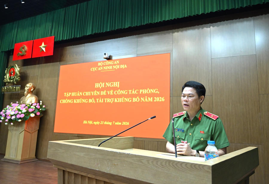 Thiếu tướng Nguyễn Hữu Mạnh phát biểu tại Hội nghị. (Ảnh: BCA)