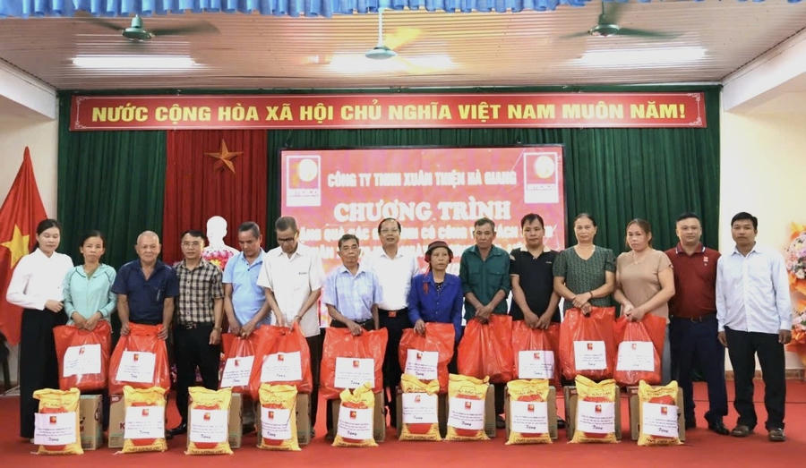 Đại diện Cụm Thủy điện Sông Lô trao quà tặng các gia đình chính sách, người có công với cách mạng tại các địa phương nơi đơn vị đứng chân.