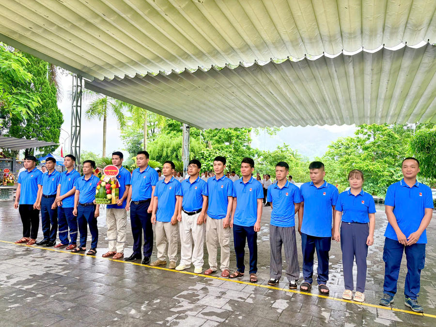 Cán bộ nhân viên cụm Thủy điện Sông Lô dâng hương, dâng hoa tại Nghĩa trang Liệt sĩ Quốc gia Vị Xuyên