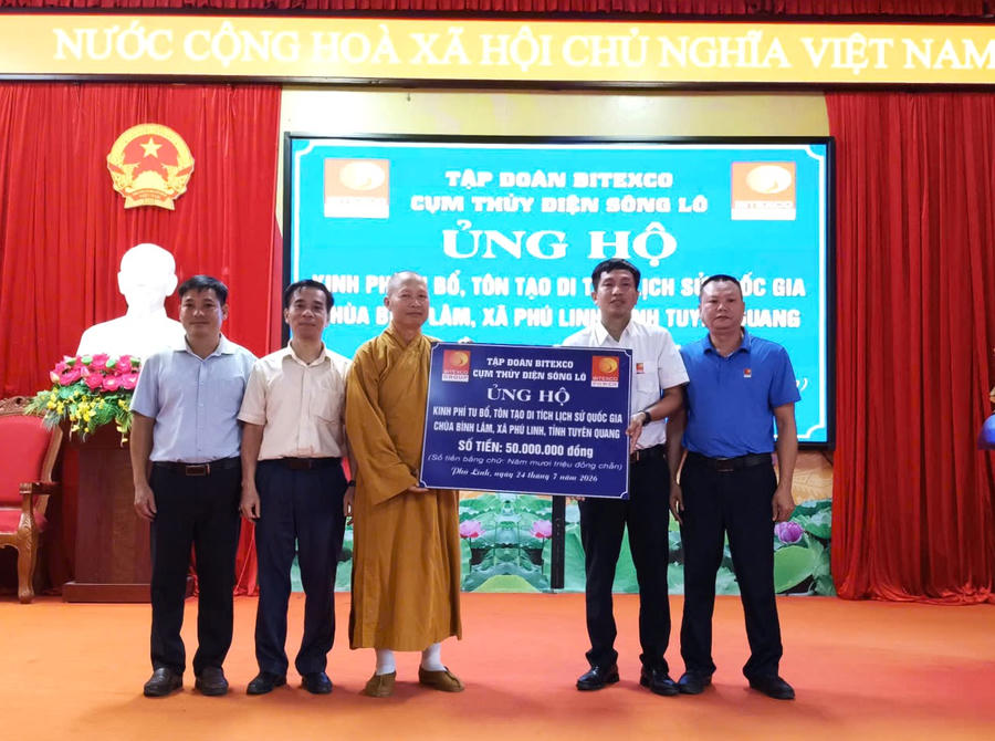 Đại diện Cụm Thủy điện Sông Lô trao kinh phí hỗ trợ tu bổ, tôn tạo Di tích lịch sử quốc gia Chùa Bình Lâm, xã Phú Linh, tỉnh Tuyên Quang.