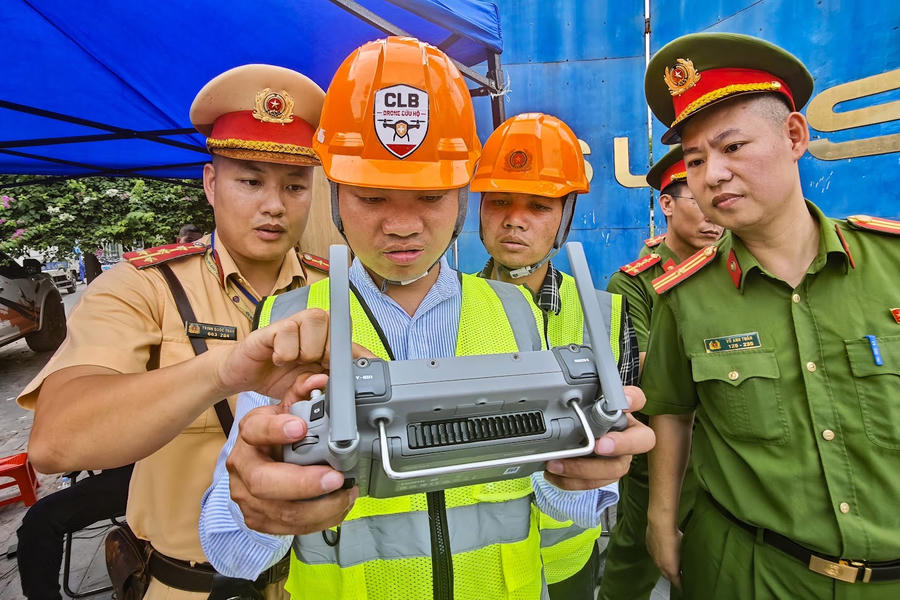 Cán bộ CSGT và các kỹ sư tập trung theo dõi diễn biến luồng xe trên màn hình điều khiển, kịp thời phát hiện các điểm nghẽn giao thông để triển khai phương án phân luồng.