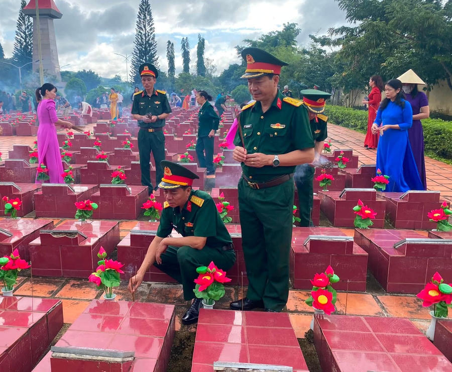 Dâng nén hương thơm tưởng nhớ và bày tỏ lòng biết ơn vô hạn đối với các Anh hùng Liệt sĩ.