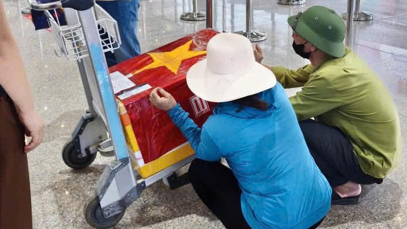 Chuyến bay đặc biệt đưa người con quê hương Quảng Trị trở về đất mẹ.