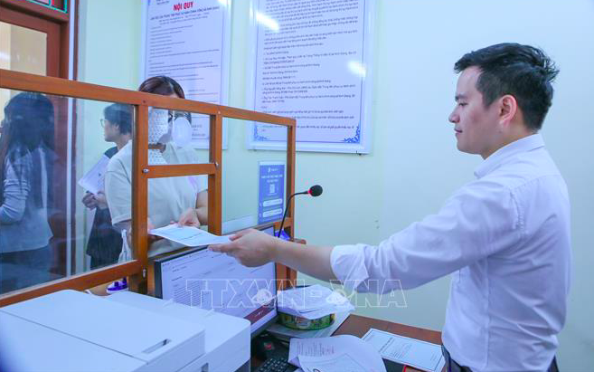 Trung tâm phục vụ hành chính công xã Ninh Giang trả kết quả cho công dân. Ảnh minh họa: Công Luật/TTXVN
