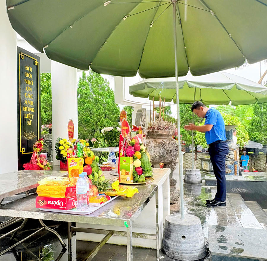 Cán bộ nhân viên cụm Thủy điện Sông Lô dâng hương, dâng hoa tại Nghĩa trang Liệt sĩ Quốc gia Vị Xuyên