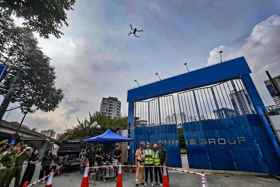 Thiết bị bay không người lái (UAV) cất cánh tuần tra trên bầu trời nút giao Nguyễn Trãi - Khuất Duy Tiến, giám sát toàn cảnh giao thông trục đường Nguyễn Trãi và Vành đai 3 trên cao.
