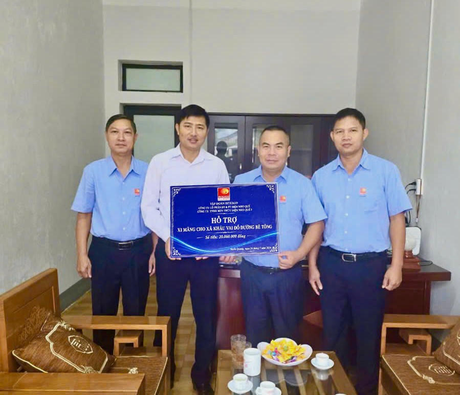 Cụm Thủy điện Nho Quế trao kinh phí hỗ trợ xã Khâu Vai xây dựng đường giao thông nông thôn.