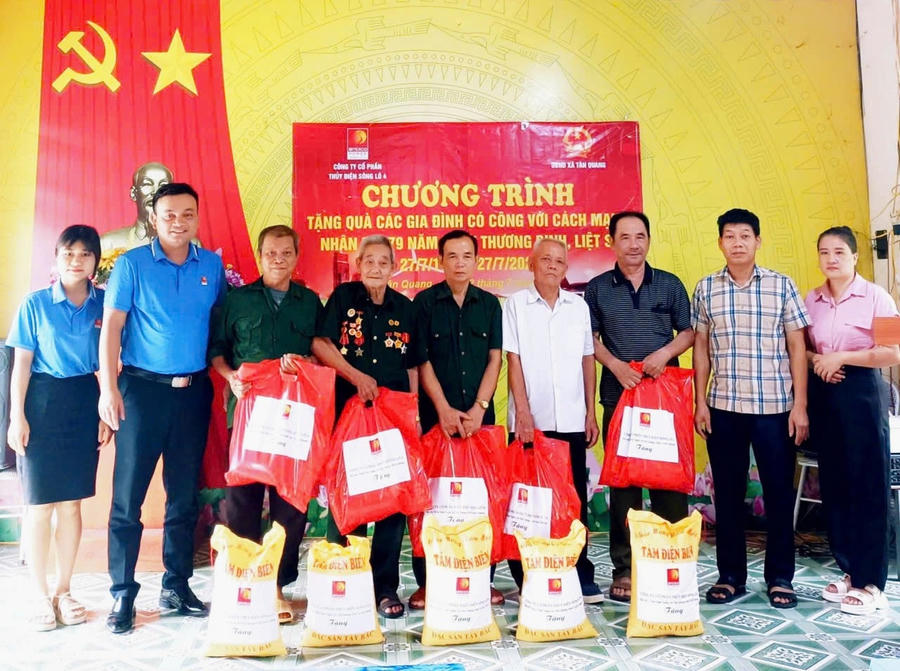 Công ty Cổ phần Thủy điện Sông Lô 4 trao quà tặng gia đình chính sách, người có công với cách mạng tại xã Tân Quang, tỉnh Tuyên Quang.