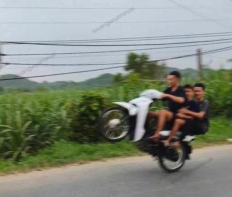 Nhóm thanh thiếu niên có hành vi điều khiển xe mô tô bằng một bánh - Ảnh cắt từ video.
