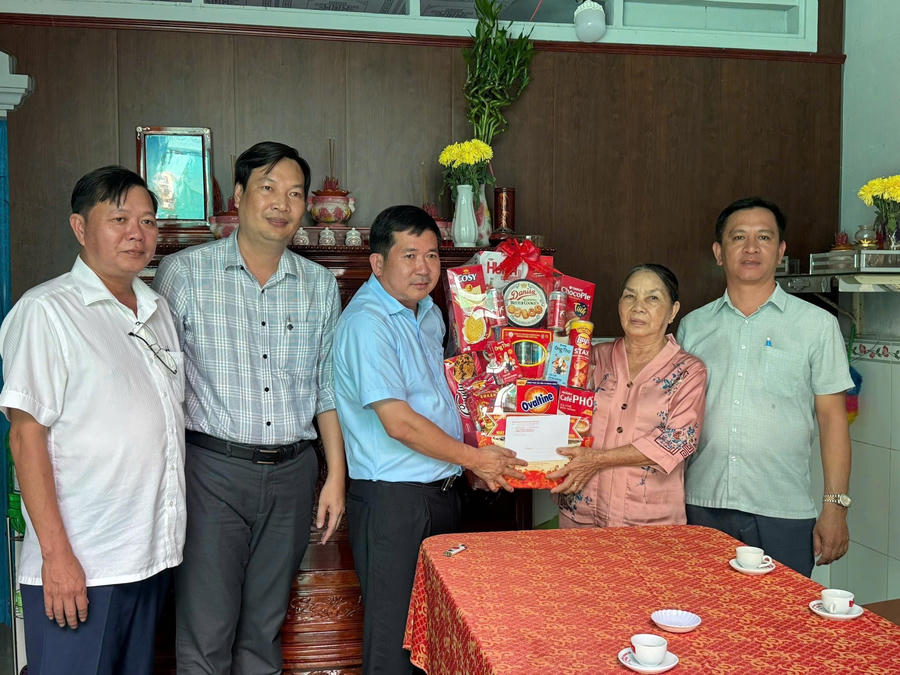 Bí thư Đảng ủy đặc khu Phú Quốc Đinh Văn Nơi trao quà cho gia đình người có công với cách mạng tại đặc khu Phú Quốc.