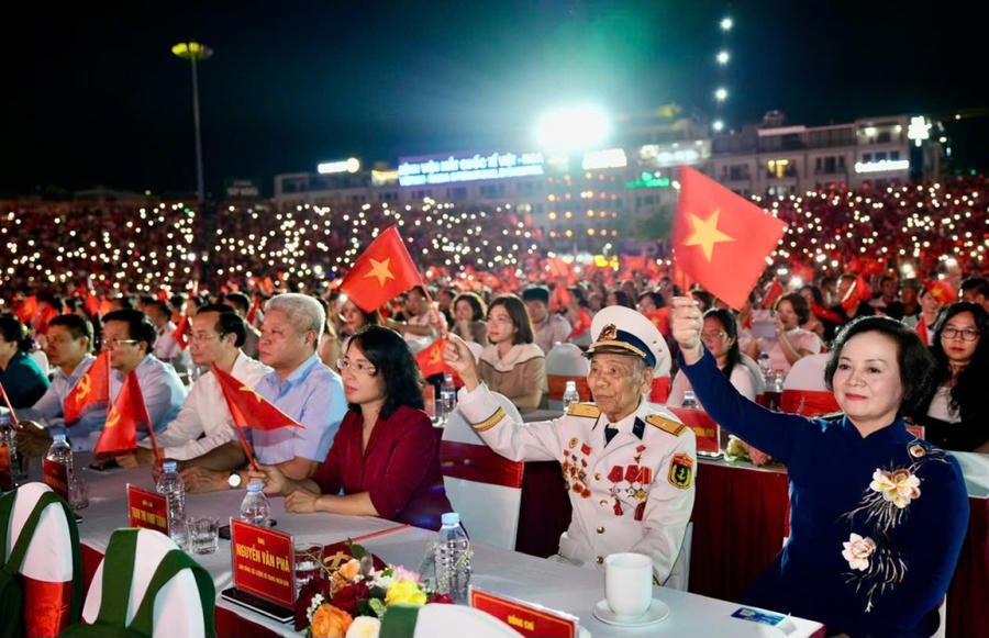 Toàn cảnh chương trình nghệ thuật đặc biệt “Mãi mãi tuổi 20” với sân khấu quy mô, màn trình diễn giàu cảm xúc và sự hưởng ứng của đông đảo đại biểu, người dân.