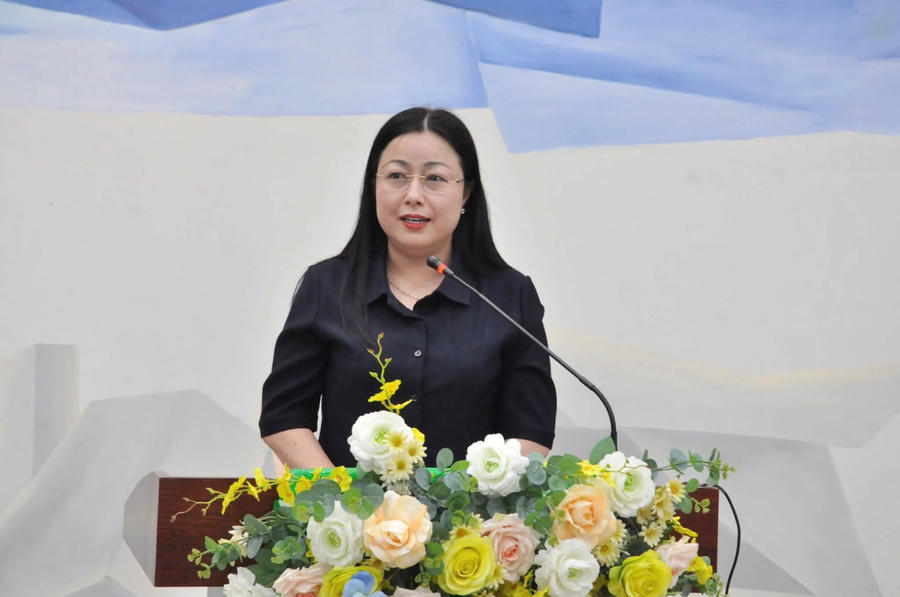 Đồng chí Trương Thanh Nga, Thành ủy viên, Phó Trưởng Ban Tuyên giáo và Dân vận Thành ủy phát biểu tại hội nghị.