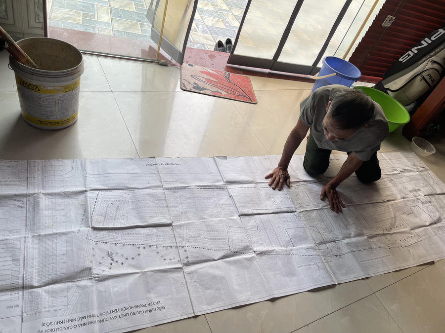 Ông Lịch chỉ rõ mảnh đất nhà mình trên bản vẽ liên quan đến dự án nhiều năm trước. Ông cho rằng, xã cần xem lại bản vẽ này để biết rõ bản chất sự việc.