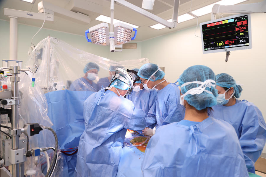 Tại phòng mổ 7.22, kíp ghép tim thực hiện ca ghép cho một bệnh nhân
. (Ảnh: Bệnh viện TWQĐ 108)