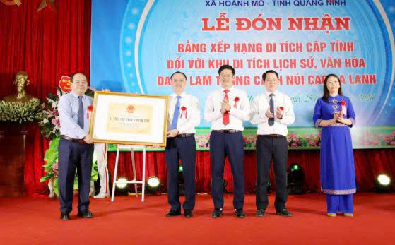 Ông Quản Minh Cường, Ủy viên Trung ương Đảng, Bí thư Tỉnh ủy, Trưởng Đoàn ĐBQH tỉnh Quảng Ninh trao Bằng xếp hạng di tích cấp tỉnh đối với Di tích lịch sử, văn hóa và danh lam thắng cảnh núi Cao Ba Lanh cho xã Hoành Mô. Ông Quản Minh Cường, Ủy viên Trung ương Đảng, Bí thư Tỉnh ủy, Trưởng Đoàn ĐBQH tỉnh Quảng Ninh trao Bằng xếp hạng di tích cấp tỉnh đối với Di tích lịch sử, văn hóa và danh lam thắng cảnh núi Cao Ba Lanh cho xã Hoành Mô.