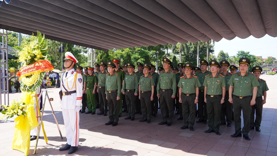 Đoàn công tác Bộ Công an dâng hương tri ân các Anh hùng liệt sĩ và tặng quà các gia đình chính sách tại tỉnh Quảng Trị.