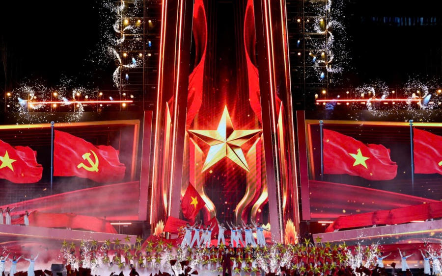 Toàn cảnh chương trình nghệ thuật đặc biệt “Mãi mãi tuổi 20” với sân khấu quy mô, màn trình diễn giàu cảm xúc và sự hưởng ứng của đông đảo đại biểu, người dân.