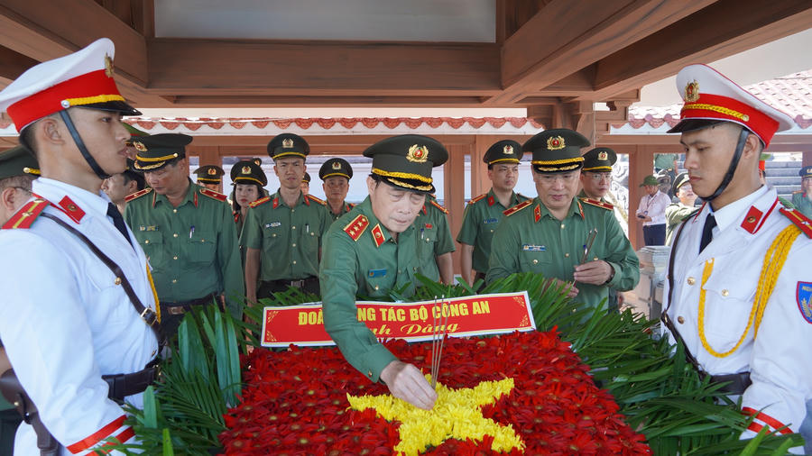 Đoàn công tác dâng hương, dâng hoa tại các địa chỉ đỏ trên địa bàn tỉnh Quảng Trị.