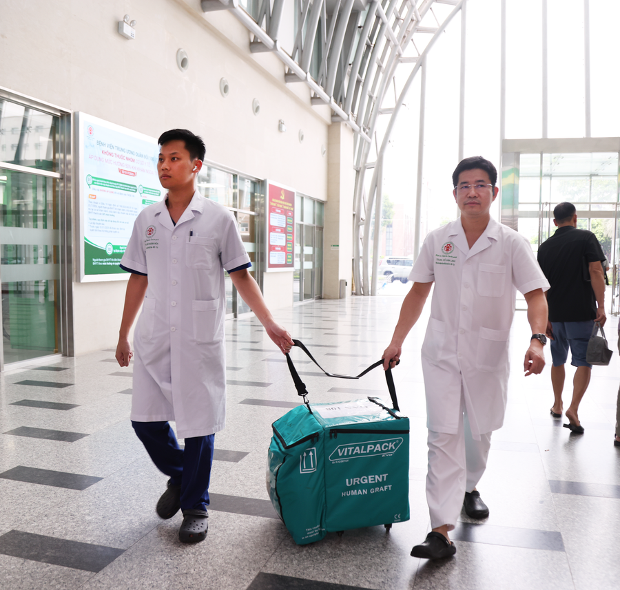 Kíp ghép gan, ghép tim nhanh chóng vận chuyển tạng hiến về Bệnh viện TWQĐ 108
. (Ảnh: Bệnh viện TWQĐ 108)