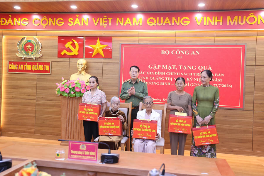 Thứ trưởng Lê Quốc Hùng tặng quà tri ân các gia đình chính sách.