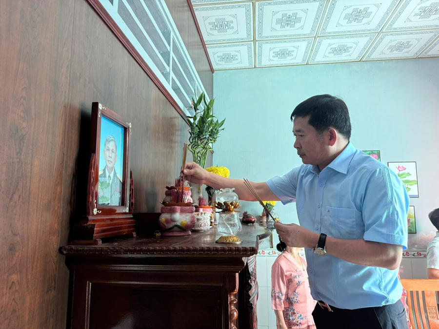 Ông Đinh Văn Nơi thắp hương trên bàn thờ liệt sĩ tại Phú Quốc.