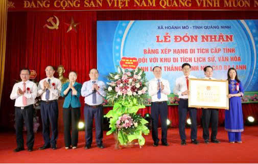 Bí thư Tỉnh ủy và Ủy viên BTV Tỉnh ủy Quảng Ninh tặng lẵng hoa của Tỉnh ủy, HĐND., UBND, Ủy ban MTTQ tỉnh tặng hoa chúc mừng xã Hoành Mô.