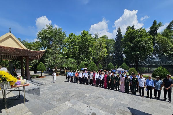Luật sư Nguyễn Thị Quỳnh Anh, Phó Chủ tịch Liên đoàn Luật sư Việt Nam xúc động, chia sẻ tại Lễ tưởng niệm.