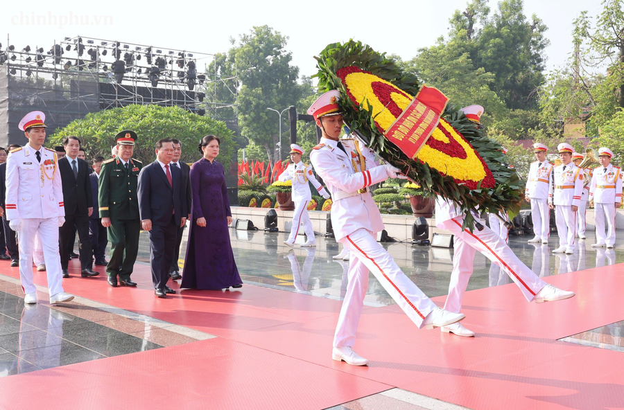 Đoàn đại biểu Ủy ban Trung ương MTTQ Việt Nam đặt vòng hoa tại Đài tưởng niệm các Anh hùng liệt sĩ. (Ảnh: VGP/Nhật Bắc)