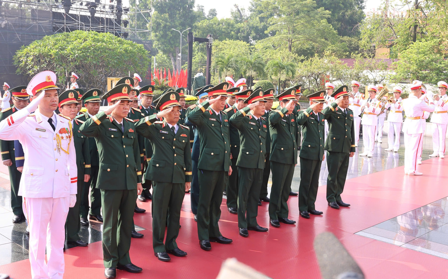 Đoàn đại biểu Quân ủy Trung ương - Bộ Quốc phòng đặt vòng hoa tưởng niệm các Anh hùng liệt sĩ. (Ảnh: VGP/Nhật Bắc)