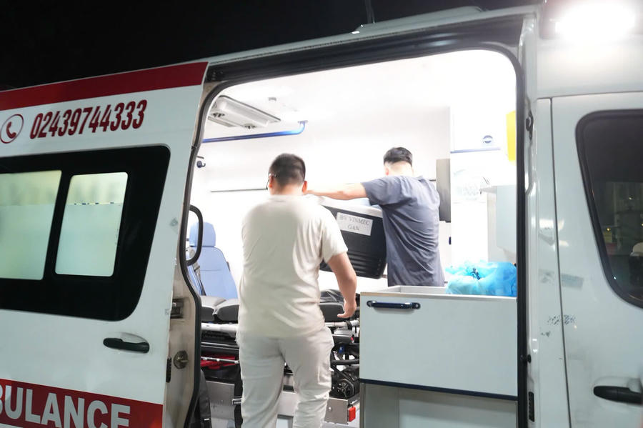 Các ê-kíp khẩn trương lấy, bảo quản và vận chuyển tạng hiến đến các cơ sở y tế để ghép cho 5 người bệnh.