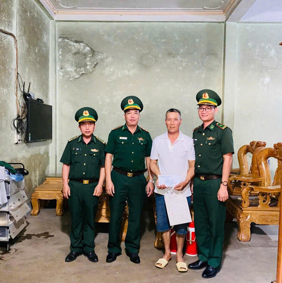 Đồn Biên phòng Nghĩa Thuận tặng quà thương binh tại xã Nghĩa Thuận. (Ảnh: Đơn vị cung cấp).