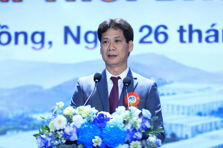 Ông Trần Hồng Quân, Giám đốc Công ty TNHH Luyện kim Trần Hồng Quân phát biểu tại buổi lễ. (Ảnh: Cổng TTĐT tỉnh Lâm Đồng)