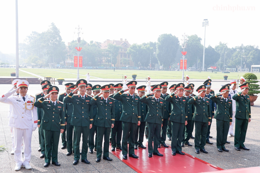 Đoàn đại biểu Quân ủy Trung ương - Bộ Quốc phòng thành kính tưởng niệm Chủ tịch Hồ Chí Minh. (Ảnh: VGP/Nhật Bắc).