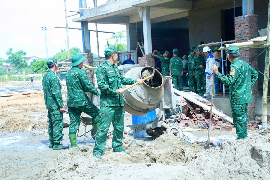 Cán bộ, chiến sĩ tham gia xây dựng công trình.