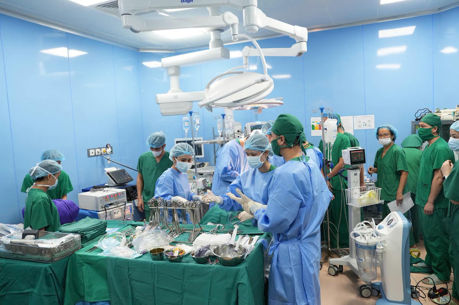 Các ê-kíp khẩn trương lấy, bảo quản và vận chuyển tạng hiến đến các cơ sở y tế để ghép cho 5 người bệnh.