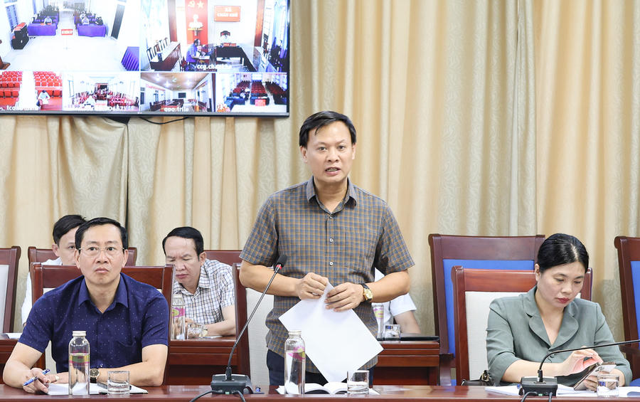 Giám đốc Ban Quản lý dự án Đầu tư xây dựng công trình Dân dụng và Công nghiệp tỉnh Nghệ An Vương Đình Nhuận báo cáo tiến độ thực hiện các dự án.