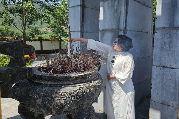 Luật sư Nguyễn Thị Quỳnh Anh, Phó Chủ tịch Liên đoàn Luật sư Việt Nam dâng hương tưởng niệm các anh hùng liệt sĩ tại Khu di tích lịch sử quốc gia Pò Hèn.
