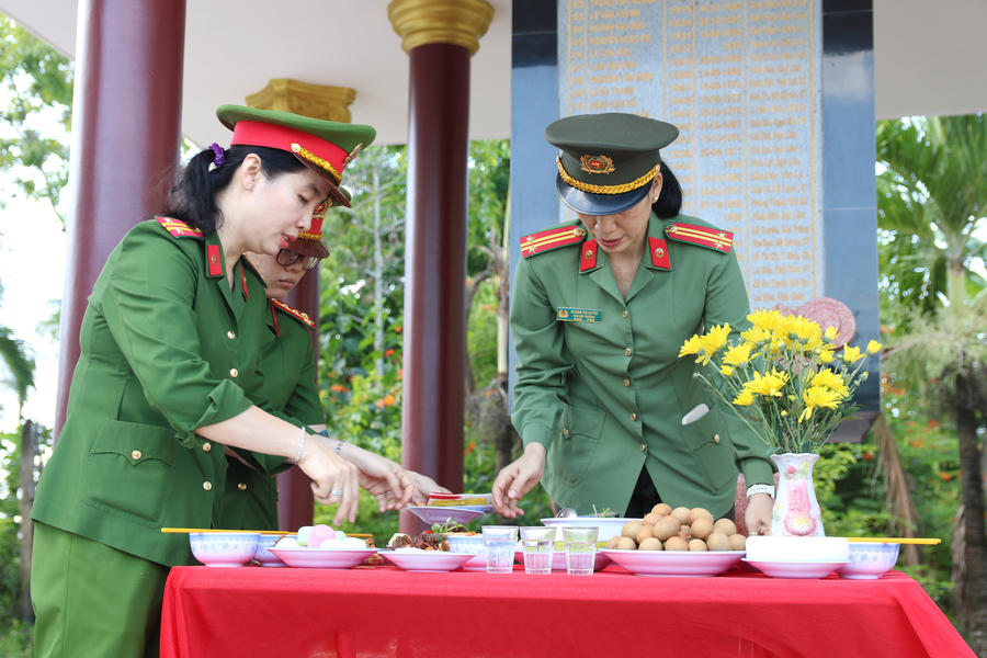 Chi hội Phụ nữ Công an phường Vĩnh Trạch chuẩn bị mâm cơm tri ân, thành kính dâng lên các Anh hùng liệt sĩ tại Bia ghi danh.
