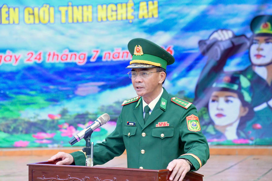 Đại tá Hồ Quyết Thắng - Phó Chỉ huy trưởng kiêm Tham mưu trưởng Bộ đội Biên phòng tỉnh chỉ đạo lễ ra quân.